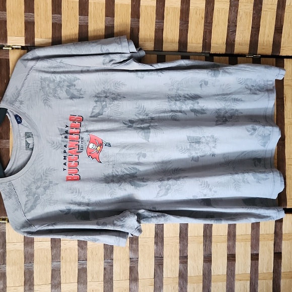 Tommy Bahama Bucaneer Gray Floral T-Shirt - Picture 4 of 6